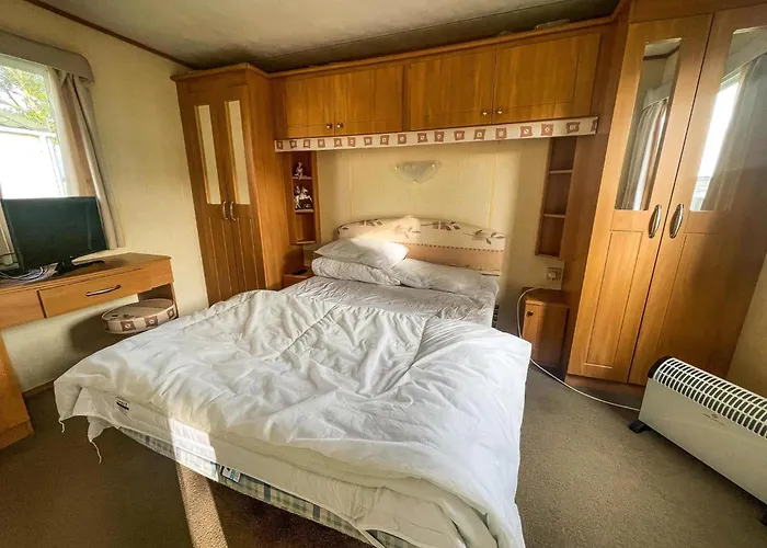 Caravan By The Sea At California Cliffs Holiday Park In Norfolk Ref 50014B