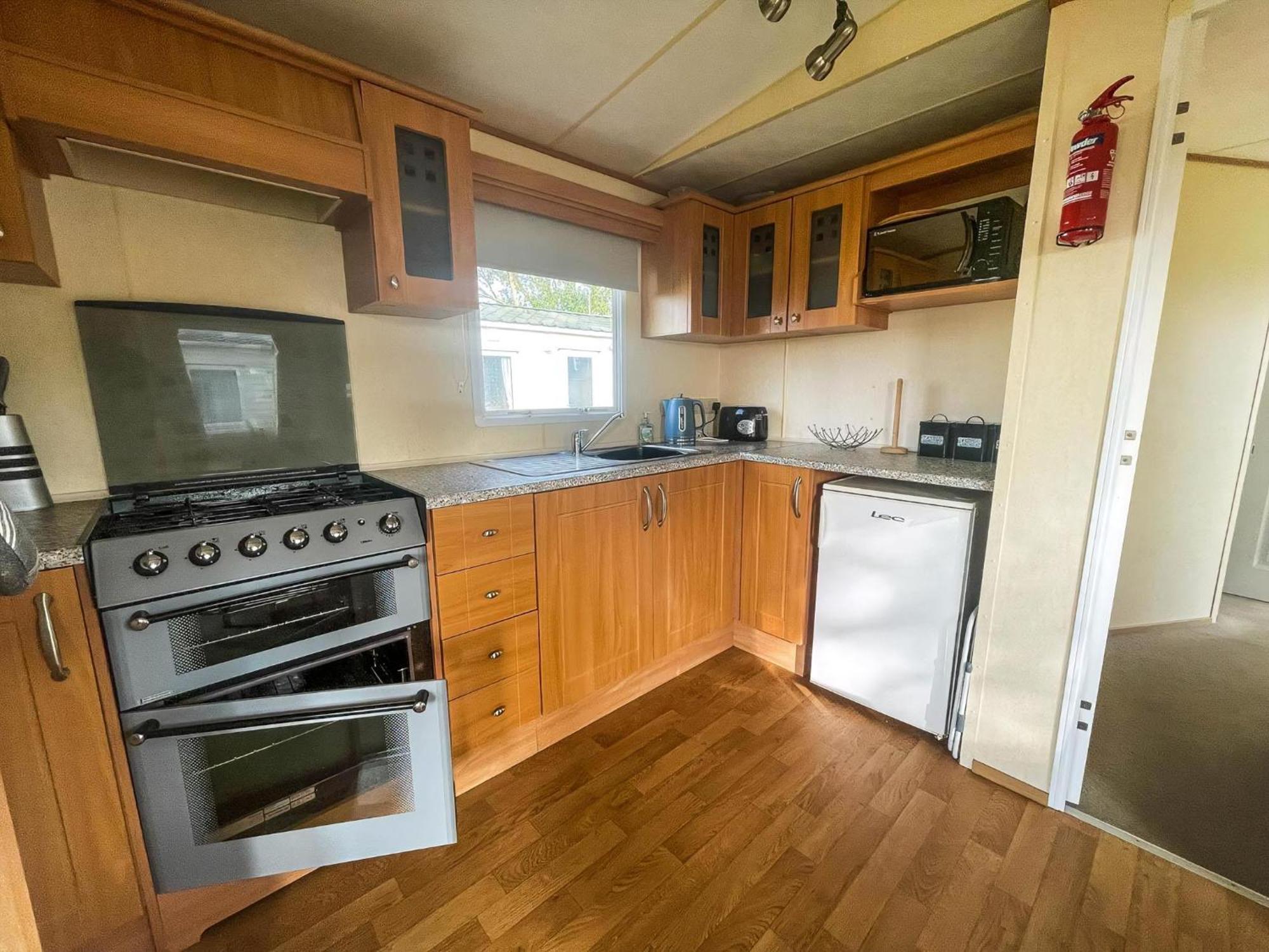 Caravan By The Sea At California Cliffs In Norfolk Ref 50014b * Great Yarmouth