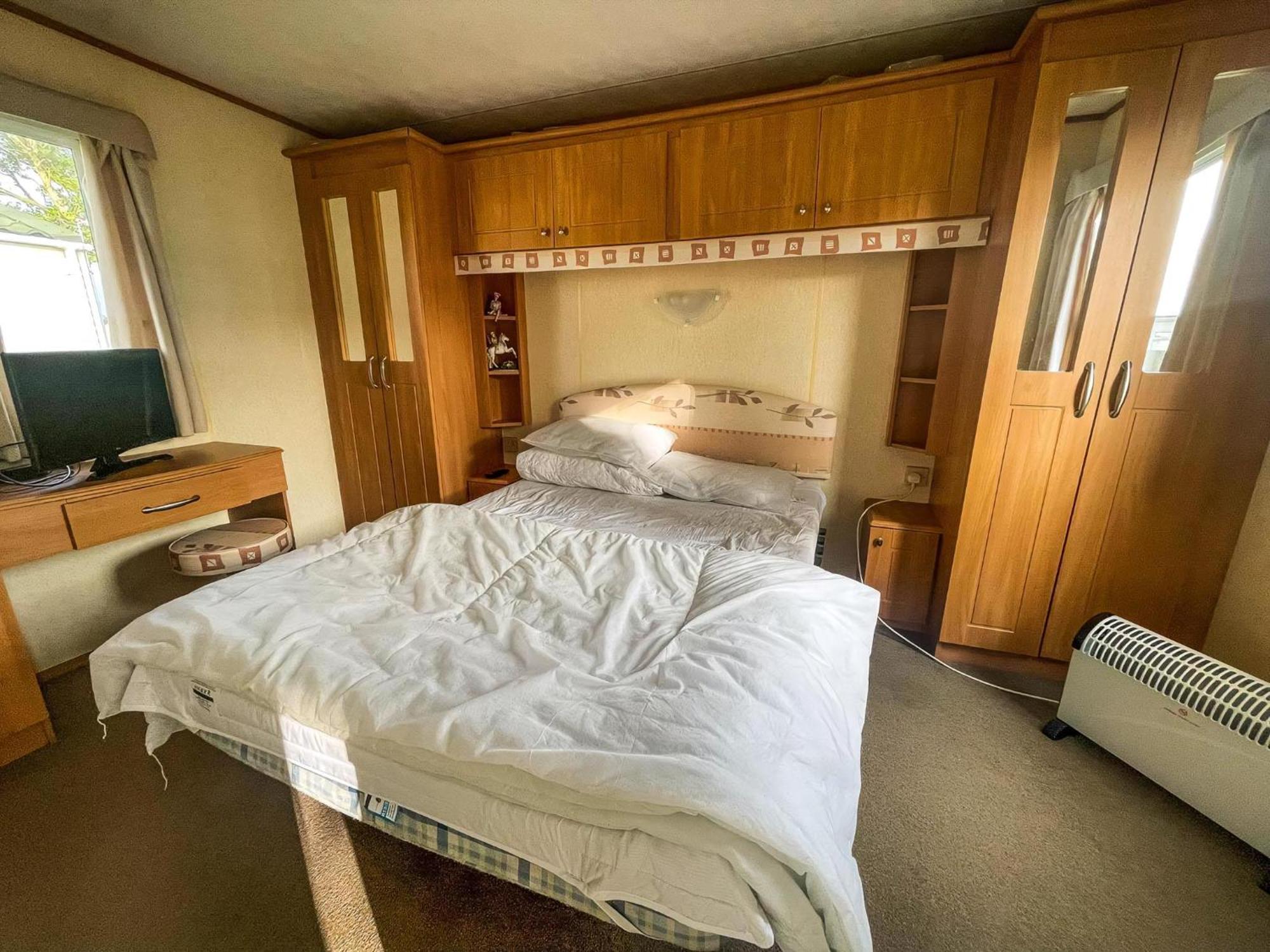 Caravan By The Sea At California Cliffs In Norfolk Ref 50014b Campsite *
